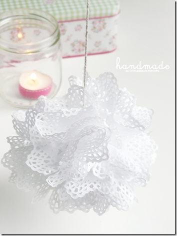 doilies pompon {handmade by Ghirlanda di Popcorn}, allestimento matrimonio pizzo