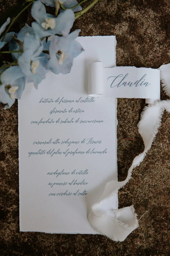 menu di matrimonio semplice con scritte a mano all'acquerello
